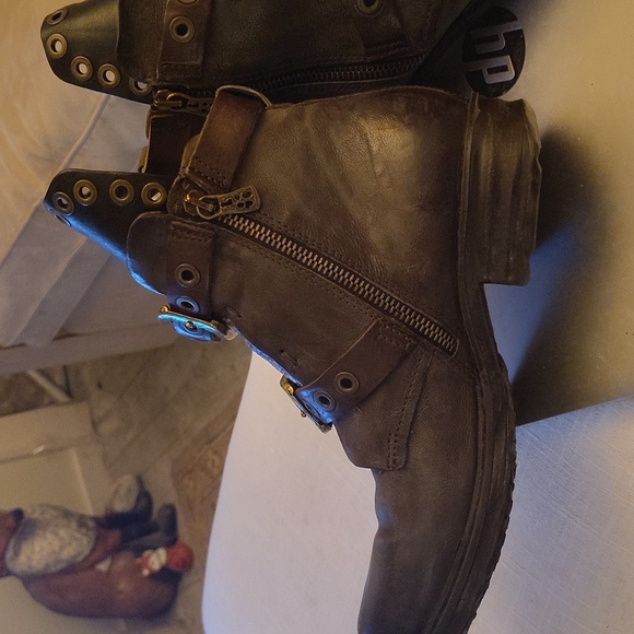 Stylish Black and Brown Buckle Boots - Picture 12 of 17